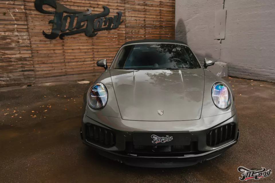 Забронировали Porsche 911 (992) Turbo S Cabriolet прозрачным глянцевым полиуретаном, защитили глянец в салоне, обработали кожу керамикой и обработали мягкую крышу
